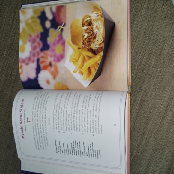 📒📓Ashley Craft--The Unofficial Disney Parks EPCOT Cookbook - Picture 2 of 3